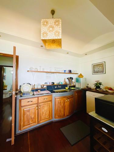 eine Küche mit Holzschränken und einer Spüle in der Unterkunft Penthouse Papeete in Faaa