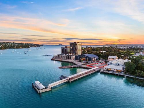 una vista aérea del puerto deportivo al atardecer en 1BR with Balcony Close to Ferry by Zodiak Stays, en Auckland