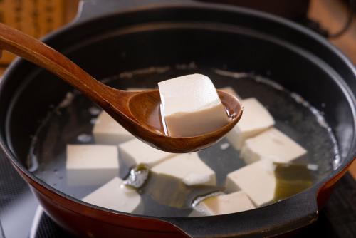 un cucchiaio di legno con una stecca di burro in una padella di KOKO HOTEL Kyoto Shijo Karasuma - formerly Hotel Wing International Kyoto - Shijo Karasuma a Kyoto