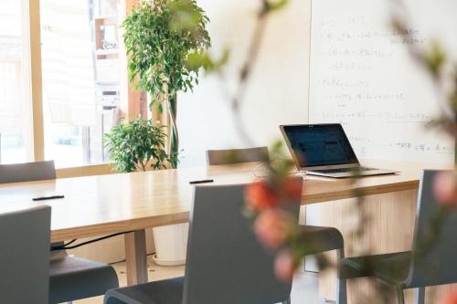 a laptop computer sitting on top of a wooden table at フロント無人管理 コワーキング付き古民家ゲストハウス チェックイン対応不要 in Satogata
