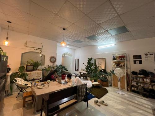 a living room with a table and some plants at Nằm Mơ 1 Homestay - chi Nhánh Ngô Thì Sỹ in Da Lat