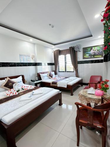 a large room with two beds and a couch at Phương Anh 9 Hotel in Da Nang