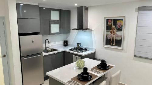 een keuken met een fornuis en een aanrechtblad bij 961 Studio in San Juan