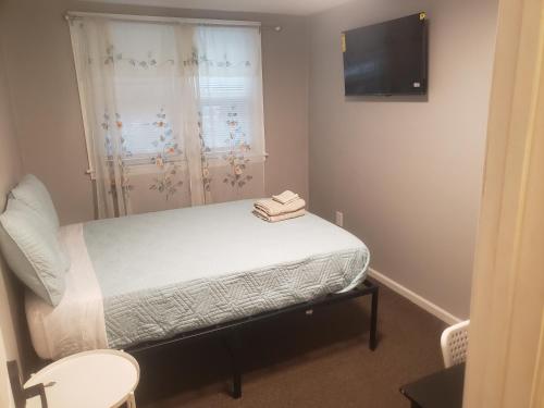 Ένα ή περισσότερα κρεβάτια σε δωμάτιο στο Orchard Room by the Airport - Shared Space