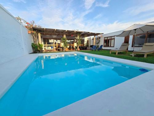 パラカスにあるCasa Charme en la Residencial de Paracasの家の前のプール