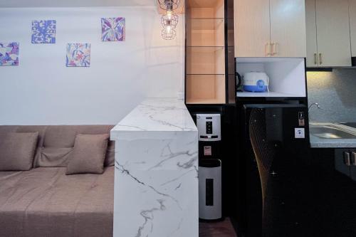 Η κουζίνα ή μικρή κουζίνα στο Best Choice and Restful 2BR Vida View Makassar Apartment By Travelio