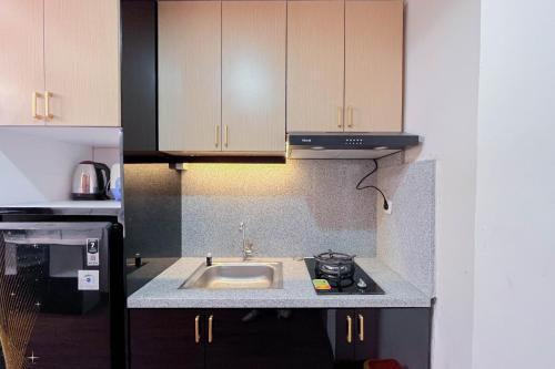 Η κουζίνα ή μικρή κουζίνα στο Best Choice and Restful 2BR Vida View Makassar Apartment By Travelio