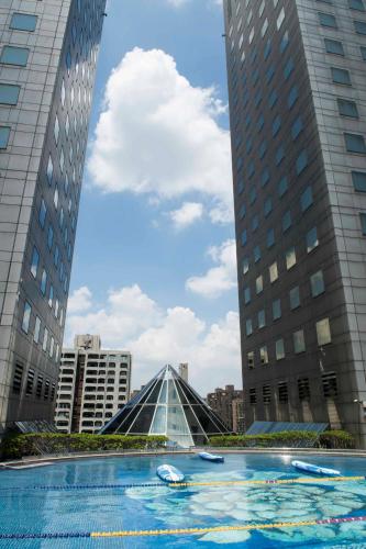 Бассейн в Shangri-La Far Eastern, Taipei или поблизости