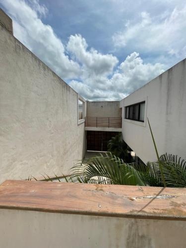 a building with a concrete wall at Casa colibrí in Río Lagartos