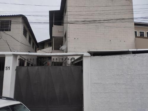 Lottus Moradia Corporativa في بيراسيكابا: مبنى امام بوابة سوداء