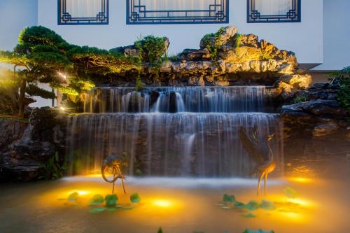 a waterfall with two birds in the water at Guangdong Yingbin Hotel-Free Canton Fair Shuttle Bus in Guangzhou