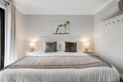 Villa Piccola Casa, Premier 2 Storey Villa, 2 Bedrooms, both with private ensuites, with third toilet on the ground floorにあるベッド