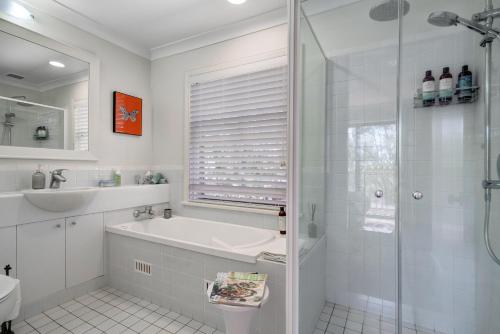 Villa Piccola Casa, Premier 2 Storey Villa, 2 Bedrooms, both with private ensuites, with third toilet on the ground floorにあるバスルーム