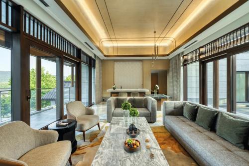 a living room with a couch and a table at 紫云玄清酒店 ZiYunXuanQing Resort&Spa 