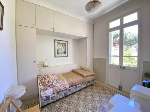 une chambre avec un lit et une fenêtre dans l'établissement Villa charmante à Cavalaire avec climatisation et parking, proche port et plage - FR-1-100-346, à Cavalaire-sur-Mer