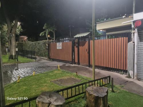 Un jardín fuera de Alojamiento Latadia Las Condes