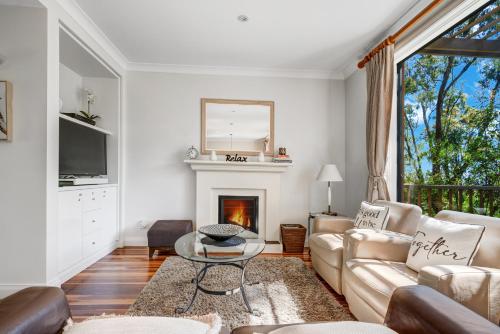 ポーコルビンにあるVilla Piccola Casa, Premier 2 Storey Villa, 2 Bedrooms, both with private ensuites, with third toilet on the ground floorのソファと暖炉のあるリビングルーム