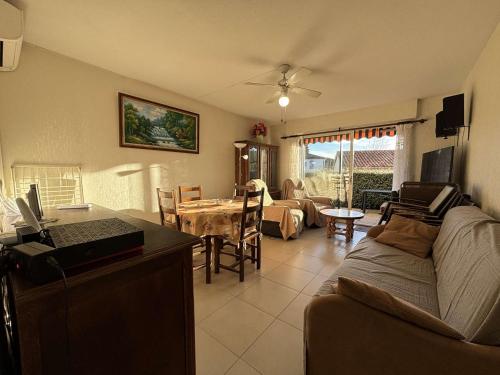 un salon avec un canapé et une table dans l'établissement Appartement climatisé 2 pièces avec WIFI à Cavalaire-sur-Mer, parking inclus - FR-1-226B-222, à Cavalaire-sur-Mer