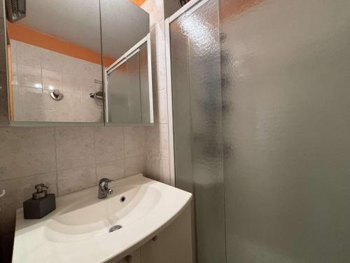 une salle de bain avec un lavabo et une douche avec un miroir dans l'établissement Appartement climatisé 2 pièces avec WIFI à Cavalaire-sur-Mer, parking inclus - FR-1-226B-222, à Cavalaire-sur-Mer