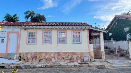 a house with a fence in front of it at HOSTEL DA LU e HOSPEDAGEM FATIMA in Pirenópolis