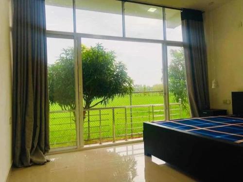 Ένα ή περισσότερα κρεβάτια σε δωμάτιο στο Villa Emerald & YALA safari