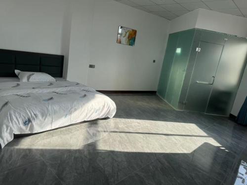Una cama o camas en una habitación de Zhengfeng Hotel
