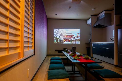 a dining room with a table and green cushioned chairs at Ukiyoan Takasago in Tokyo
