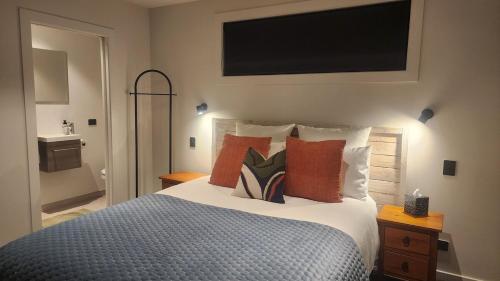 Ένα ή περισσότερα κρεβάτια σε δωμάτιο στο Private Ensuite Room in Lake Hayes Estate