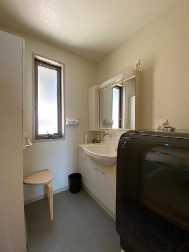 a bathroom with a sink and a mirror at 湘南ソラル2nd 最大8名一棟貸切 犬OK 駅近 ビーチ近 観光に最適 in Ninomiya