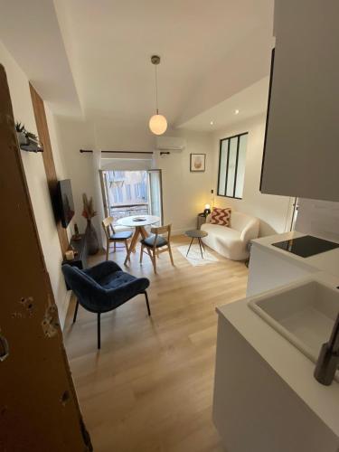 un salon avec un canapé et une table dans l'établissement FLC - T2 Premium - Clim - Castellane - NEW, à Marseille