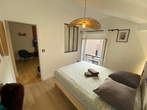 une chambre avec un lit, une chaise et une fenêtre dans l'établissement FLC - T2 Premium - Clim - Castellane - NEW, à Marseille