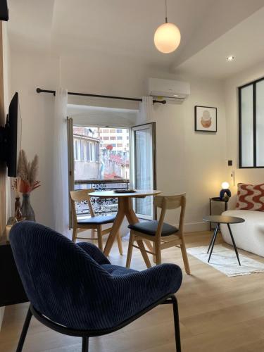 un salon avec une table et des chaises et un lit dans l'établissement FLC - T2 Premium - Clim - Castellane - NEW, à Marseille