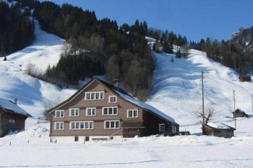 ein großes Haus im Schnee auf einem Berg in der Unterkunft Wisli - b48517 in Stein