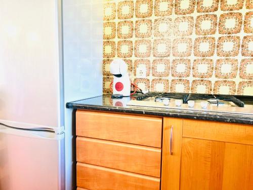 una cucina con un lavello e un piano di lavoro di Point Apartament Praia da Oura ad Albufeira