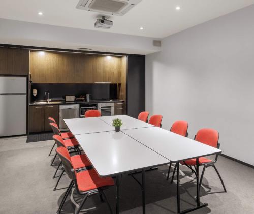 Kuchyň nebo kuchyňský kout v ubytování Oaks Melbourne Flemington Suites