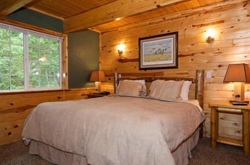 Postel nebo postele na pokoji v ubytování Trappers Chalet