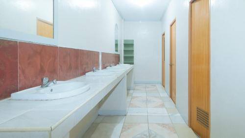 Ένα μπάνιο στο Villa Del Carmen Resort & Restaurant by RedDoorz