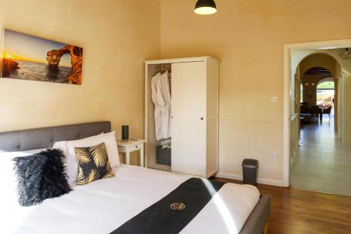 Cama o camas de una habitación en Solaris Gozitan Villa With Pool Gozo - Happy Rentals