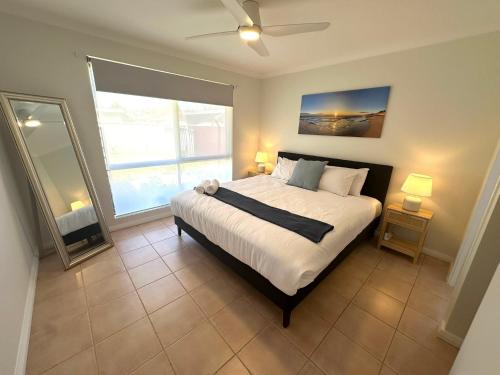 Ένα ή περισσότερα κρεβάτια σε δωμάτιο στο Geographe Bay Holiday Stay