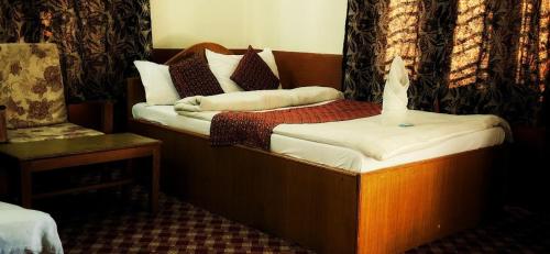 博卡拉Hotel Deep Oasis Pokhara的酒店客房带一张床,
