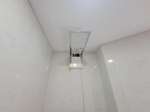 a shower in a room with a ceiling at CAMILLE 2 Excelente ubicación Familiar in San Cristobal