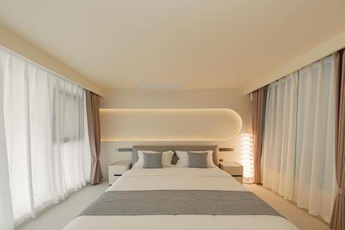 Una cama o camas en una habitación de Xishuangbanna Weilanzhuang Viila