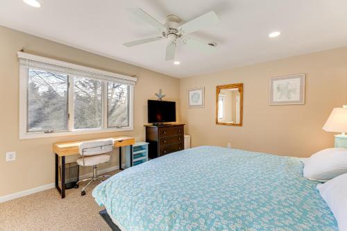 En eller flere senge i et værelse på Walk to Bethany Beach Boardwalk Coastal Retreat