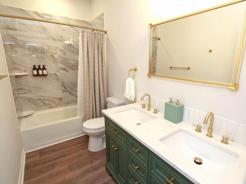 Ένα μπάνιο στο Modern Ranch Fenced Backyard - 6 mins to South End