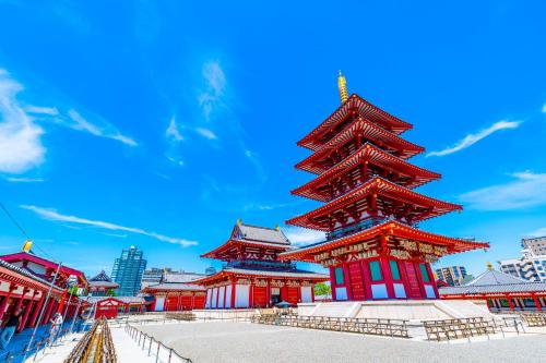 two towers in a city with a blue sky at ゆいの宿大阪城east1号室 in Osaka