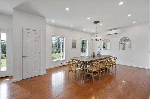 a dining room with a table and chairs at Peaceful Paradise , Dream Holiday Home in Woodridge in Mountain Dale