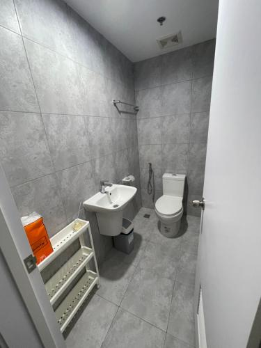 Ένα μπάνιο στο LA Condo Staycation at West Jones Residences