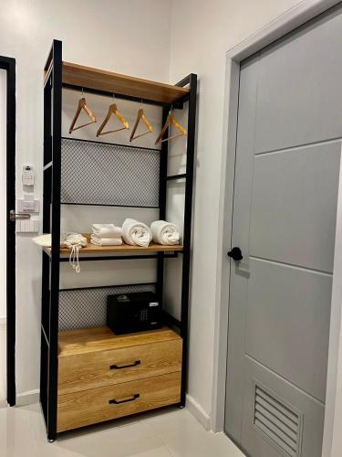 a closet with a wooden shelf and a door at PP Sweet House Khaolak พีพี สวีทเฮ้าส์ เขาหลัก in Ban Lam Ru (1)