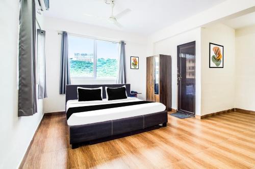 Postel nebo postele na pokoji v ubytování Super Hotel O Vizag Near IT Park Rushikonda