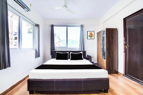 Postel nebo postele na pokoji v ubytování Super Hotel O Vizag Near IT Park Rushikonda